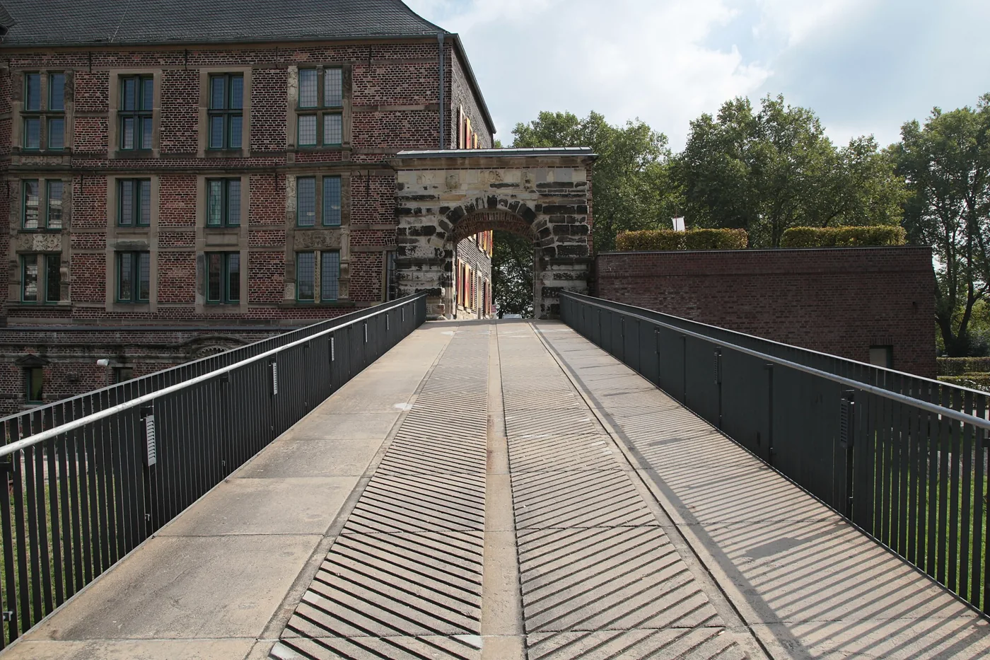 Brücke zum Eingang von Schloss Horst in Gelsenkirchen-Horst.