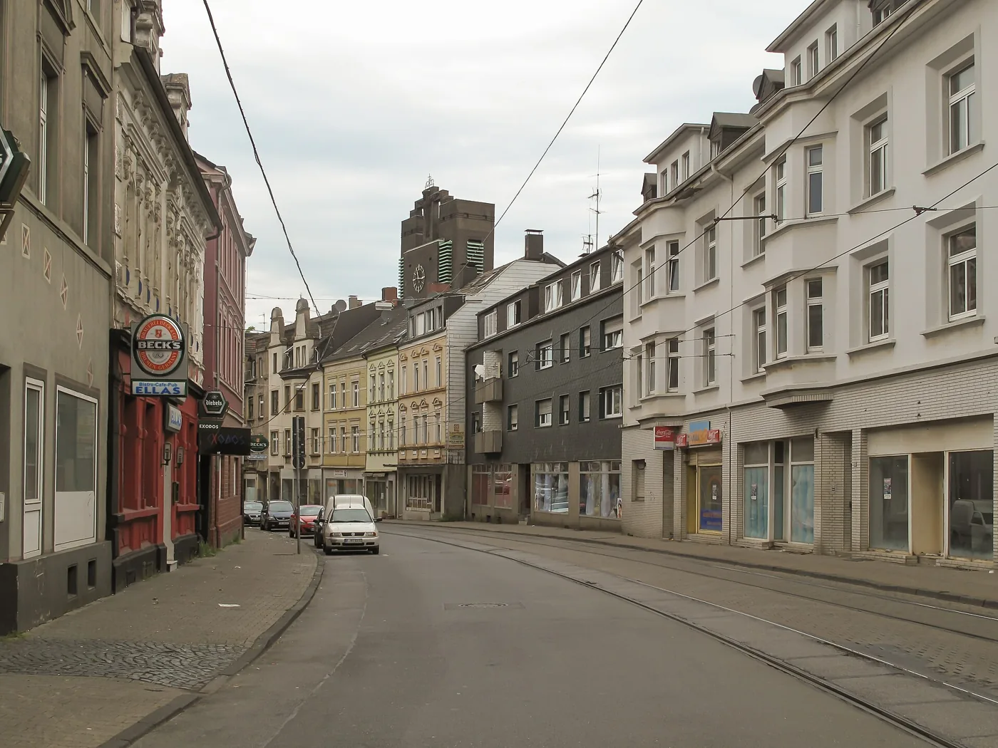Bochumer Straße in Gelsenkirchen-Ückendorf mit Blick zur Heilig-Kreuz-Kirche.